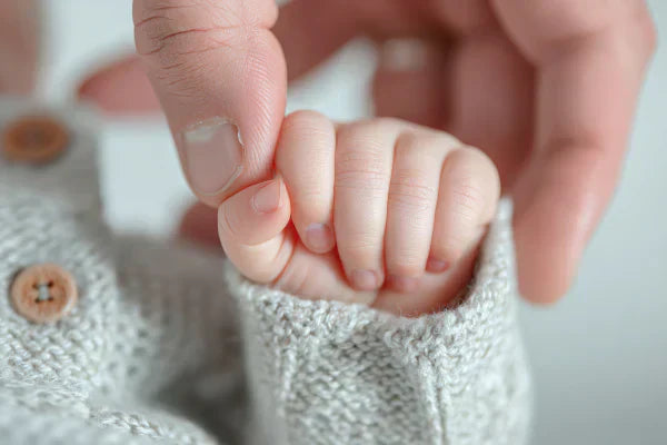 Simboli della nascita: tradizione e significato del fiocco nascita