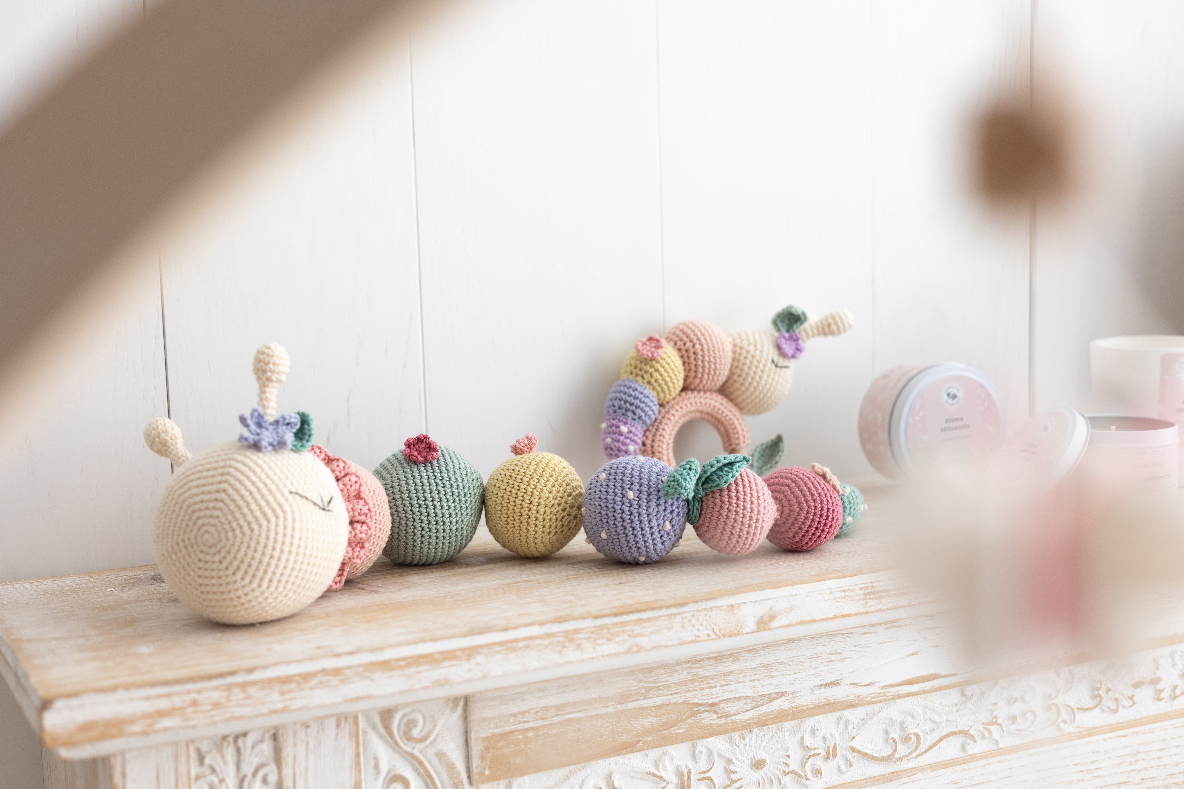 Bruco amigurumi fatto a mano a uncinetto 