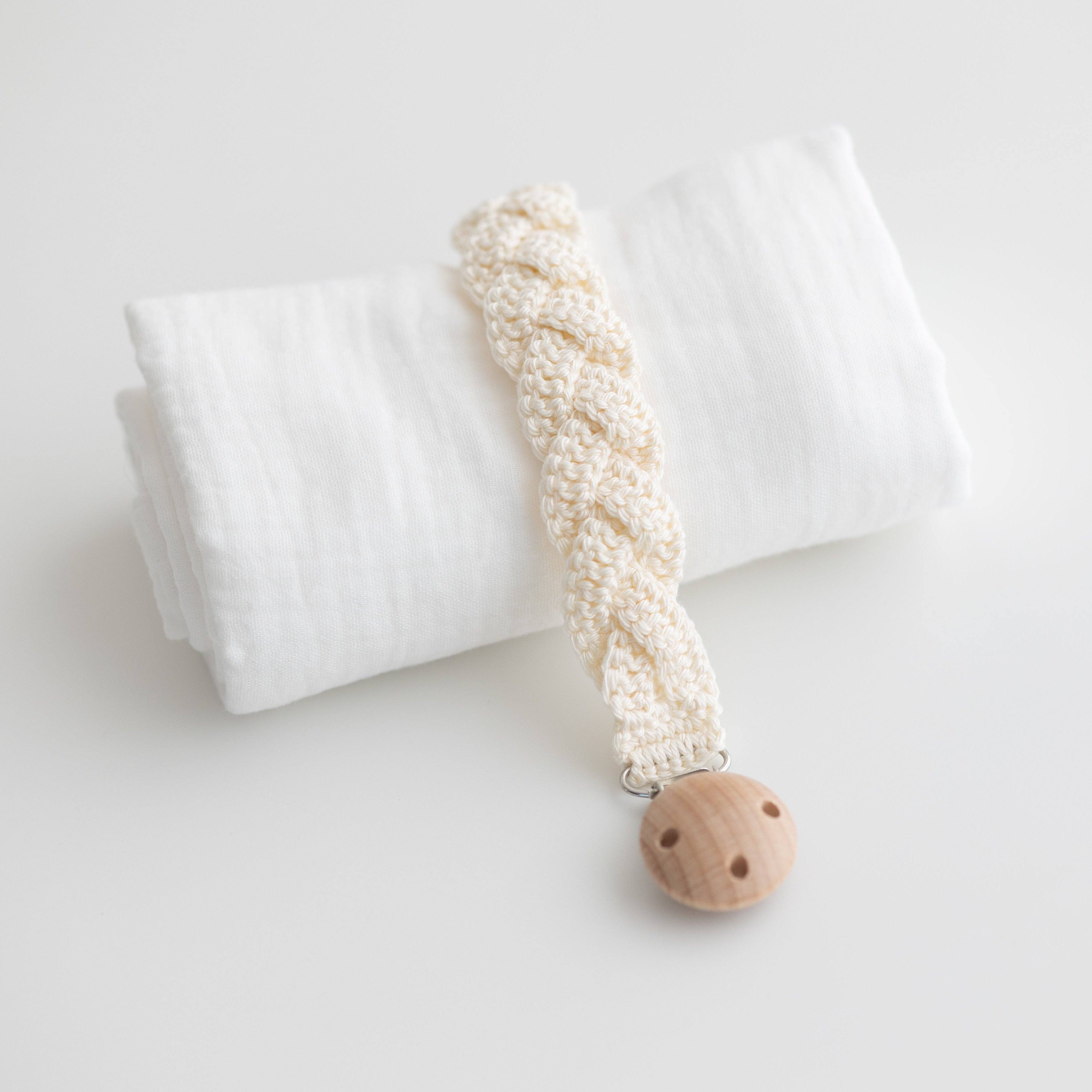 catenella portaciuccio fatta a mano a uncinetto modello intrecciato