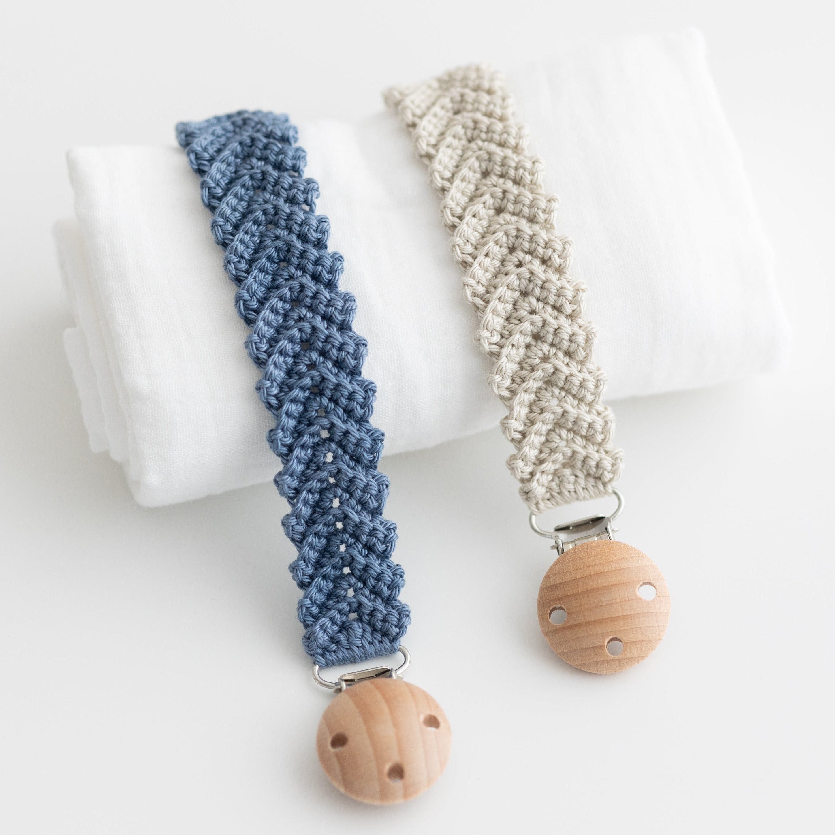 catenelle portaciuccio a uncinetto modello lineare a v