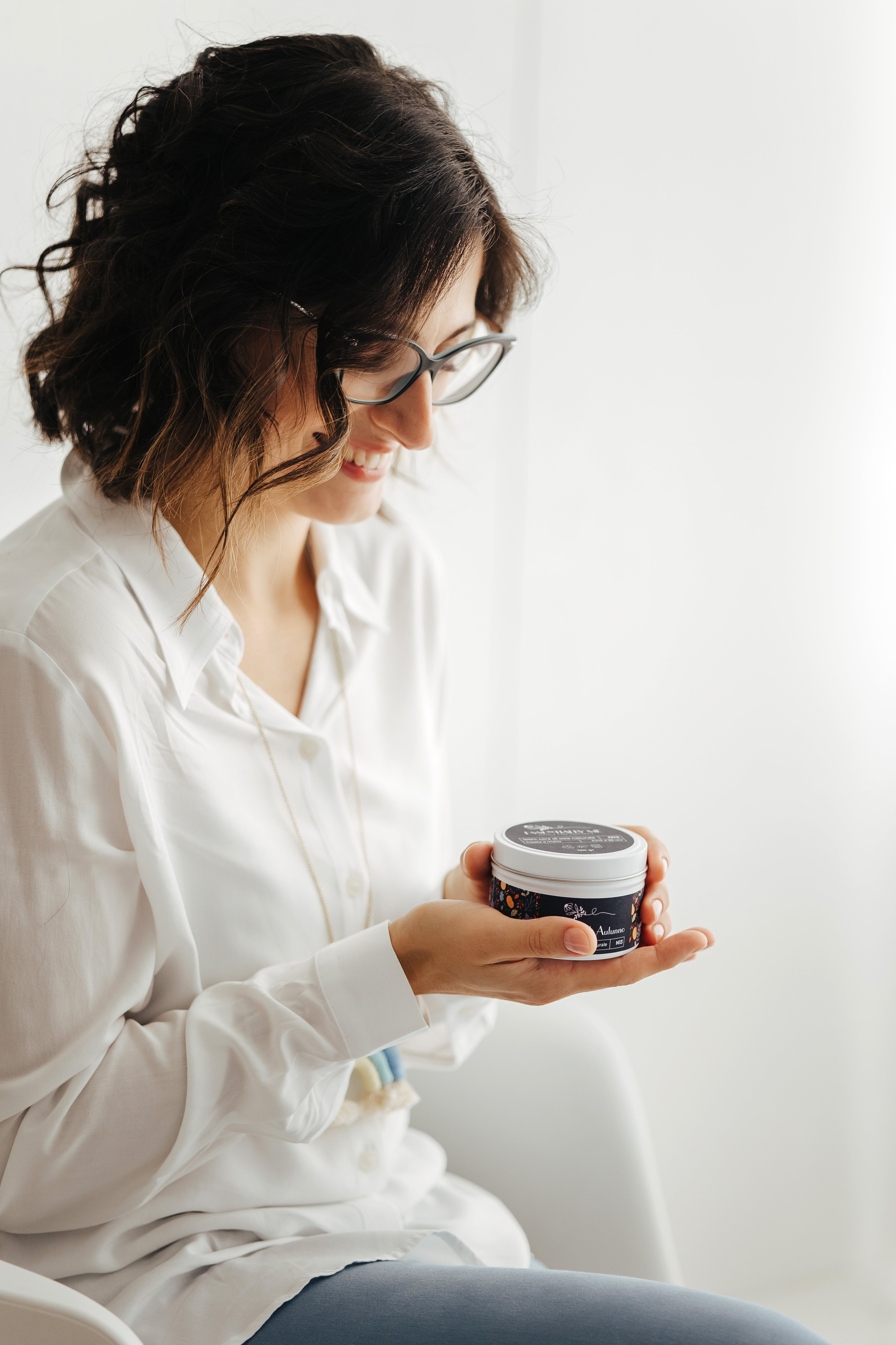 Clementina che osserva la sua candela in cera di soia profumo di autunno