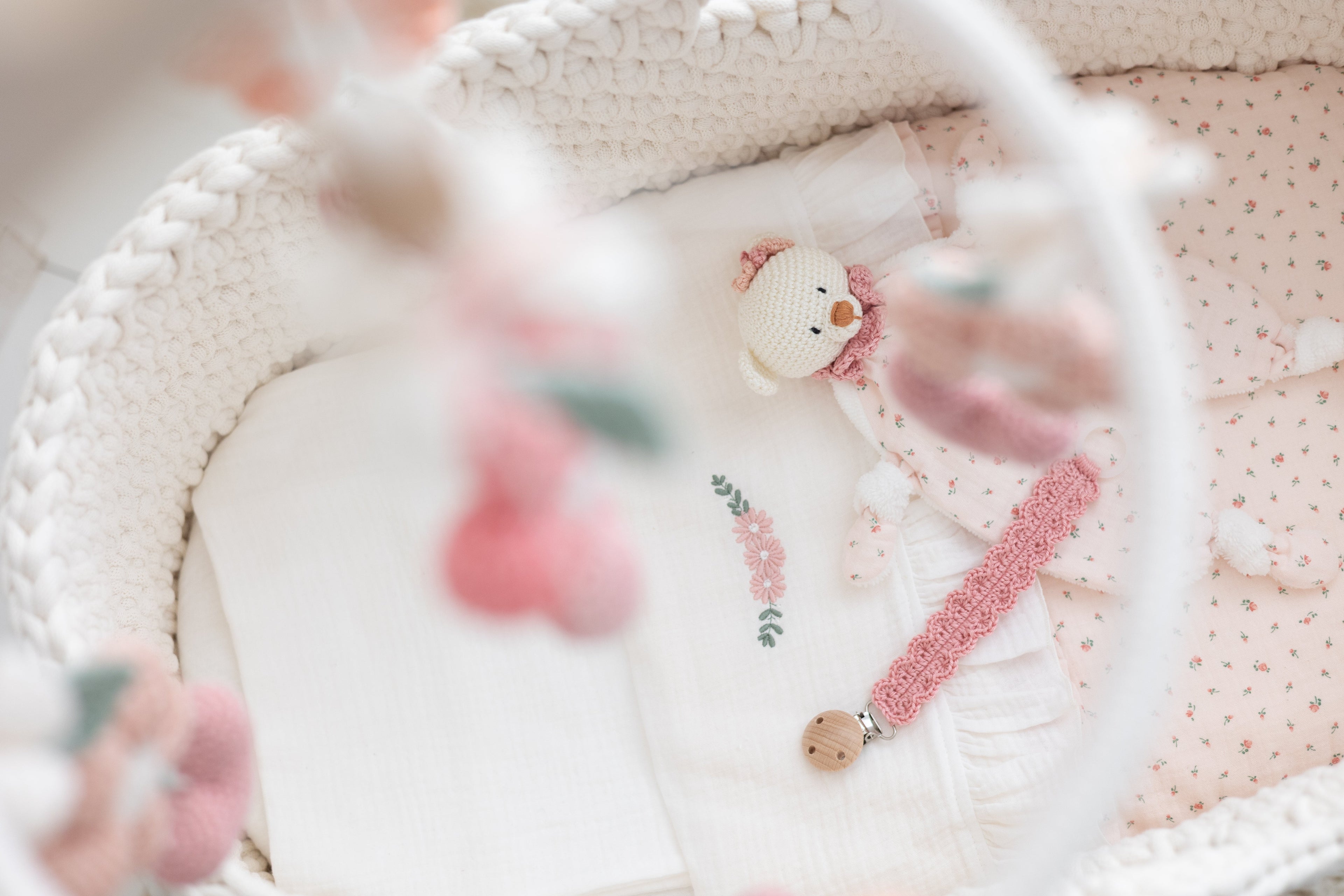 dettaglio culla con ricamo e doudou orsetto fatti a mano