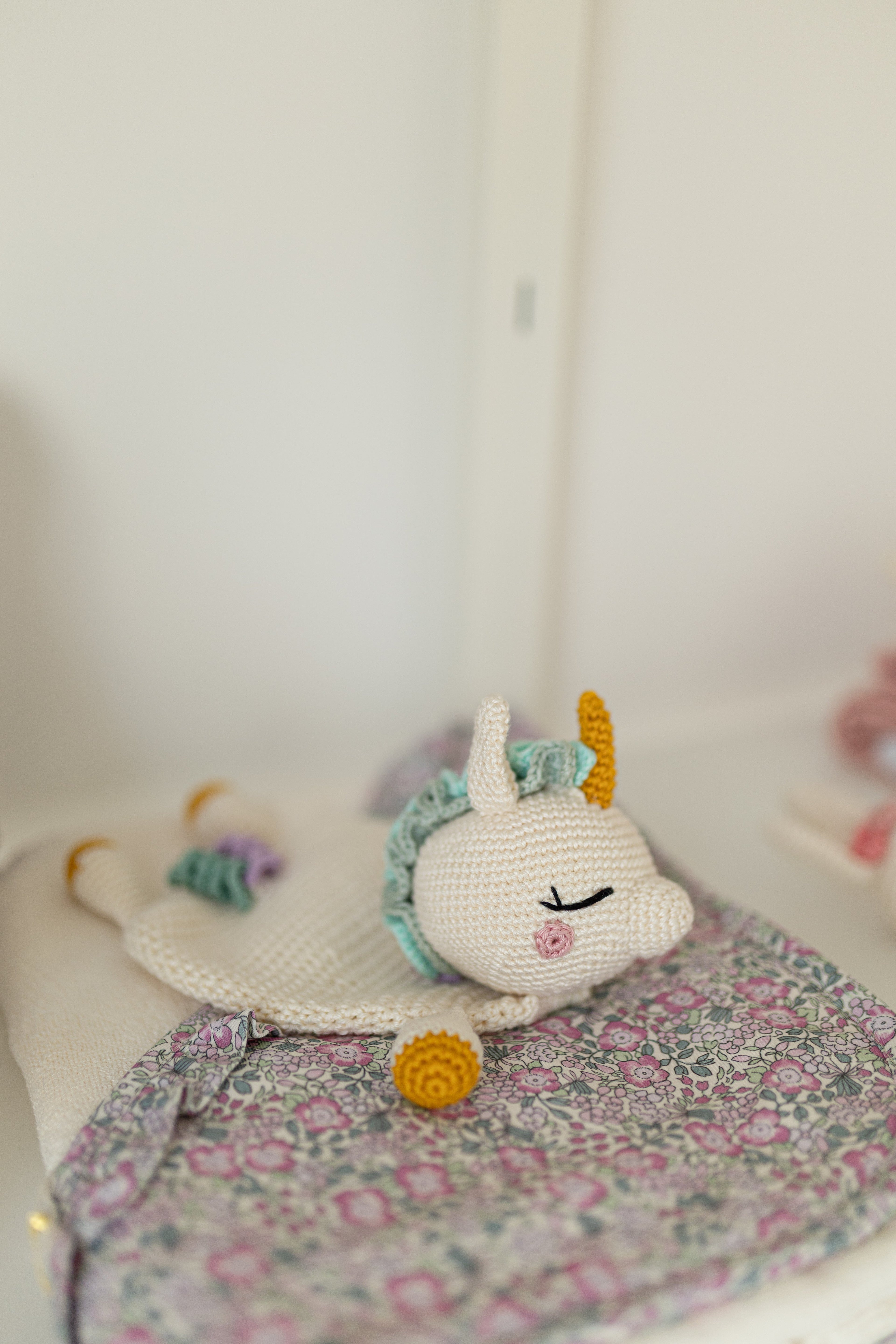 doudou unicorno fatto a mano a uncinetto su triangolo in spugna di bamboo organico