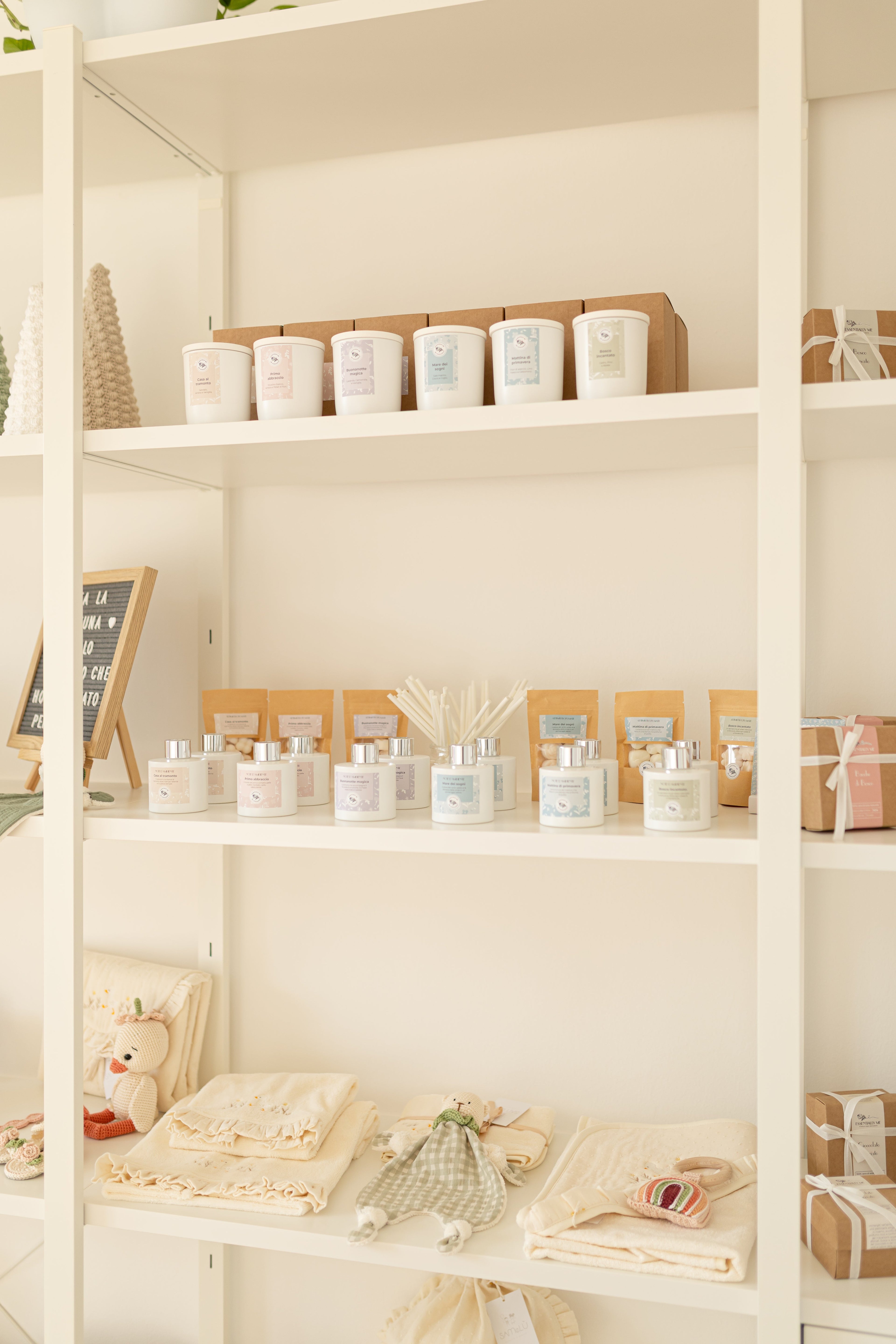 Essentially me Lab allestimento laboratorio con diffusori bastoncini candele e amigurumi